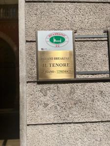 una señal en el lateral de un edificio en Il Tenore B&B, en Verona