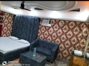 Camera con letto, divano e tavolo di Parinay Vatika Inn a Deoghar