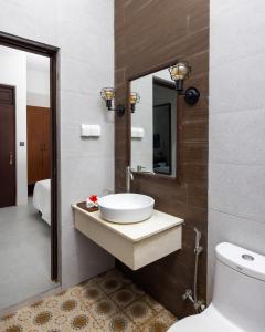 La salle de bains est pourvue d'un lavabo et d'un miroir. dans l'établissement Fushi Beach Guesthouse, à Fenfushi