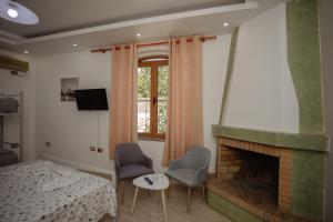 una camera da letto con un letto e un camino di Hotel Shkodra Lake a Široka