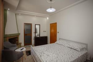 Ένα ή περισσότερα κρεβάτια σε δωμάτιο στο Hotel Shkodra Lake