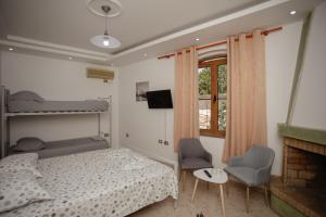 una camera con un letto e due sedie e un camino di Hotel Shkodra Lake a Široka Altre 30 foto
