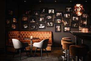 un restaurante con un banco y fotos en la pared en EasyRooms ai Monti en Locarno