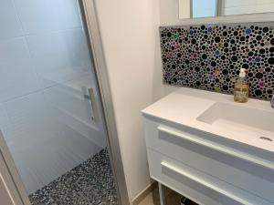 a bathroom with a sink and a shower at Cassis, le Grand Bleu, triplex vue mer, port plage 10mn à pieds in Cassis