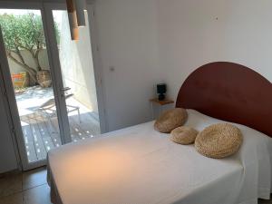 Un dormitorio con una cama con dos sombreros. en Cassis, le Grand Bleu, triplex vue mer, port plage 10mn à pieds, en Cassis