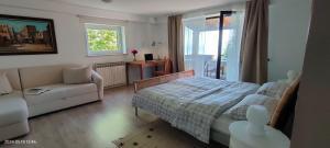 een slaapkamer met een bed, een bank en een raam bij Apartment Pergola in Veprinac +44 foto's