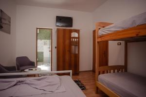 Ένα ή περισσότερα κρεβάτια σε δωμάτιο στο Hotel Shkodra Lake