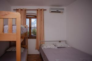 Ένα ή περισσότερα κρεβάτια σε δωμάτιο στο Hotel Shkodra Lake