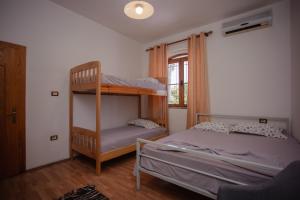 Ένα ή περισσότερα κρεβάτια σε δωμάτιο στο Hotel Shkodra Lake