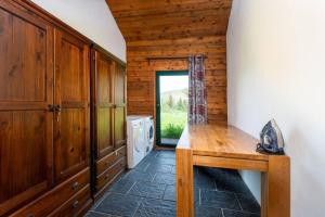 Mynd úr myndasafni af Heather Lodge with Sea and Mountain Views í Leenaun