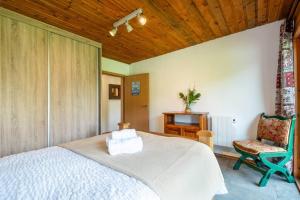 Rúm í herbergi á Heather Lodge with Sea and Mountain Views