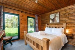 Rúm í herbergi á Heather Lodge with Sea and Mountain Views