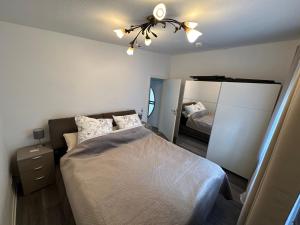 Schlafzimmer mit einem Bett und einem Deckenventilator in der Unterkunft Villarina in Dresden