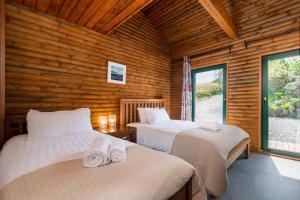 Rúm í herbergi á Heather Lodge with Sea and Mountain Views