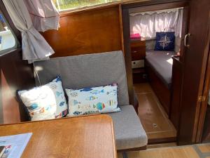 Camera piccola con sedia, cuscini e letto di Boat Jan van Gent-niet om mee te varen a Jutrijp