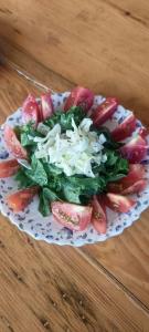 un piatto di frutta e verdura su un tavolo di Himalayan Hidden Treasure a Pokhara Altre 29 foto