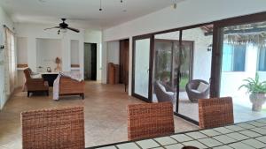 sala de estar con sillas de mimbre y mesa en Casa Iola en Cancún
