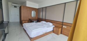 Schlafzimmer mit einem Bett und einem Spiegel in der Unterkunft Rosa Negra in Ulcinj