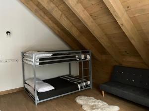 Etagenbett in einem Zimmer mit Holzdecke in der Unterkunft Repaire des bouleaux in Saint-Tite-des-Caps