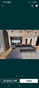 une photo d'une pièce avec des oreillers sur le sol dans l'établissement Квартира Apartment, à Samarcande