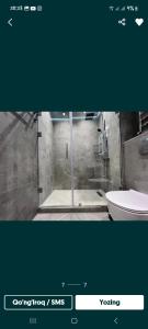 une salle de bain avec douche et toilettes dans l'établissement Квартира Apartment, à Samarcande