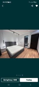 une chambre avec un grand lit dans une pièce dans l'établissement Квартира Apartment, à Samarcande