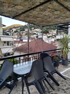 stół i krzesła na balkonie z widokiem w obiekcie Maria’s apartment w mieście Amfilochia