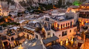 een luchtzicht op een stad 's nachts bij Utopia Cave Cappadocia in Urgup