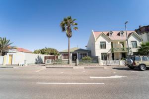 een auto geparkeerd op een parkeerplaats voor een huis bij Haus Boost Self Catering in Swakopmund