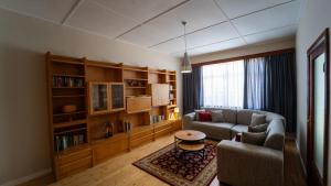 een woonkamer met een bank en een tafel bij Haus Boost Self Catering in Swakopmund