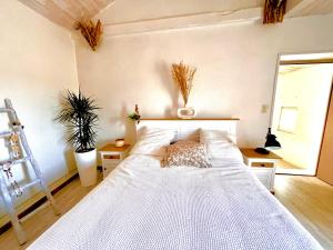 Un ou plusieurs lits dans un hébergement de l'établissement La maison du Bougainvillier 10 personnes