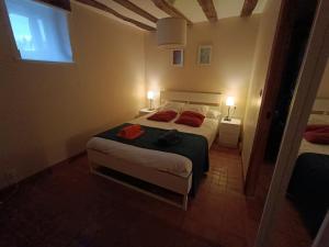 een slaapkamer met 2 bedden en een raam en 2 lampen bij Vivienda turística La Magdalena in Vallejuelo