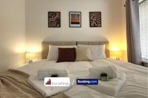 En eller flere senge i et værelse på 4 Bedroom House By Your Lettings Short Lets & Serviced Accommodation Peterborough With Free WiFi,Netflix and more