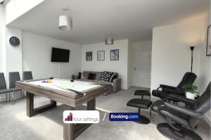 Billardbord på 4 Bedroom House By Your Lettings Short Lets & Serviced Accommodation Peterborough With Free WiFi,Netflix and more