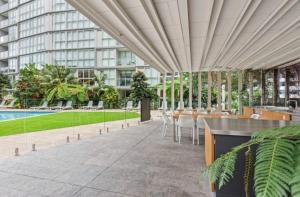 Πισίνα στο ή κοντά στο Top-floor Luxe Stay in the City Free parking, pool, gym, wifi