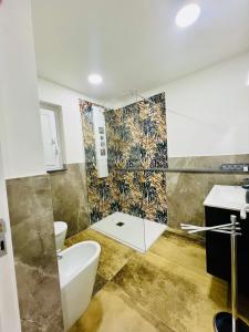 un bagno con vasca, lavandino e WC di Casa Vacanze Happy Moment a Catania