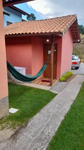 盧米亞爾的住宿－Chalés Mimar Lumiar Suítes individuais，房屋前方设有吊床
