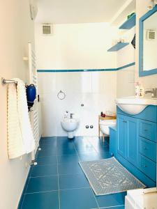 A bathroom at Il cortile fiorito