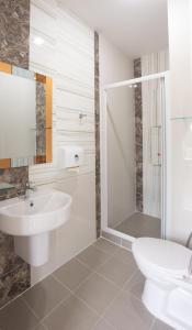 un bagno con lavandino, wc e doccia di H2, Wi-Fi 1,000 Mbps, Near MRT, Fashion Island a Bang Khen