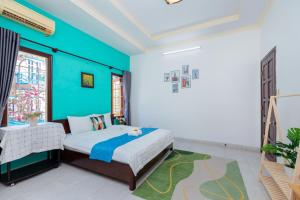 a bedroom with two beds and a blue wall at Villa 47 - Gần Biển Bãi Sau - Phòng Khách Có Máy Lạnh in Vung Tau