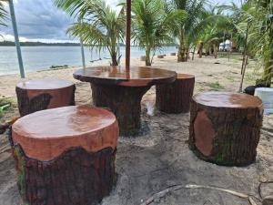 grupa stołów na drzewie na plaży w obiekcie Jelita Beach Mentawai w mieście Tua Pejat