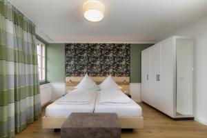 ハーグナウにあるHotel Der Löwenのベッドルーム1室(ベッド2台、ベンチ付) +74枚の写真