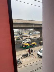 - une vue depuis la fenêtre d'une rue de la ville avec des véhicules dans l'établissement OYO Hotel Star 7, à Palwal