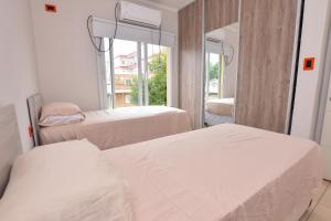 Habitación hospitalaria con 2 camas y espejo en Casa relax, en Presidencia Roque Sáenz Peña
