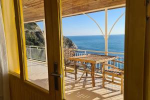 ein Blick auf das Meer vom Balkon eines Hauses in der Unterkunft Uğrak Home in Işıklı + 13 Fotos