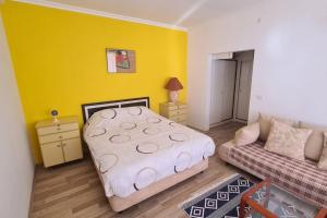 ein Schlafzimmer mit einem Bett und einer Couch in der Unterkunft Uğrak Home in Işıklı