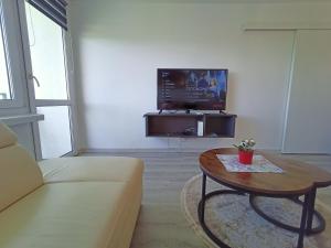 Televízia a/alebo spoločenská miestnosť v ubytovaní Apartament Gliwice Centaura, klimatyzacja