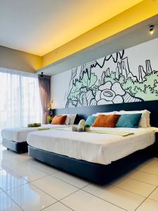 duas camas num quarto com um mural na parede em Owl Nest Suite' at aeropod sovo em Kota Kinabalu