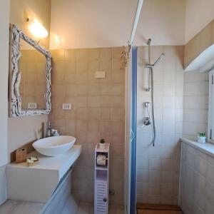 ein Bad mit einem Waschbecken und einer Dusche in der Unterkunft Wishlist - Casa Vacanze in Campiglia Marittima