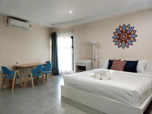 um quarto com uma cama, uma mesa e cadeiras em Villa LunaSole Samui em Koh Samui 